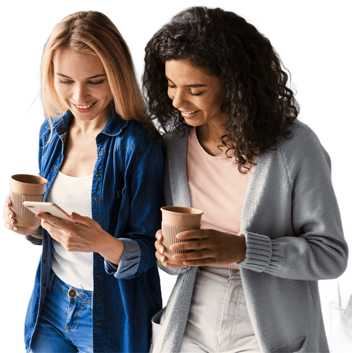 Twee collega's kijken samen lachend naar een mobiel